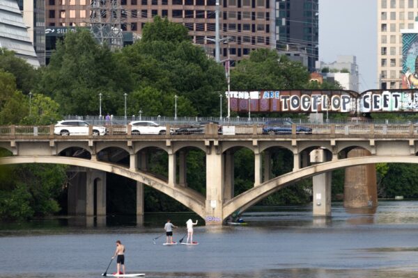 La Nuotata Proibita: Lady Bird Lake e il Divieto di Nuoto ad Austin