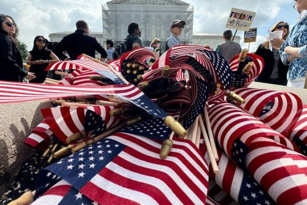 Le difficoltà legali di Donald Trump sull’ordine esecutivo riguardante la cittadinanza