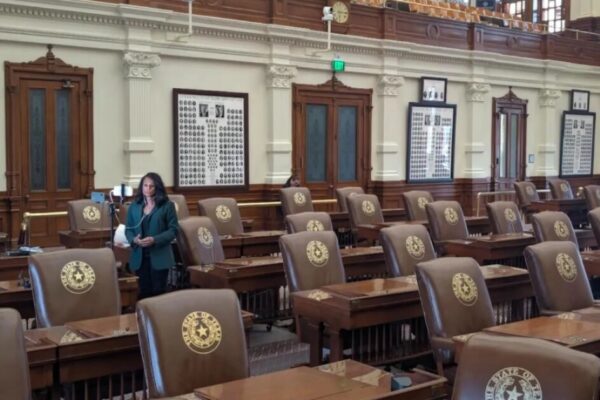 Un Legislador di Fort Worth Rifiuta il Monitoraggio della Polizia per Uscire dalla Camera dei Rappresentanti del Texas