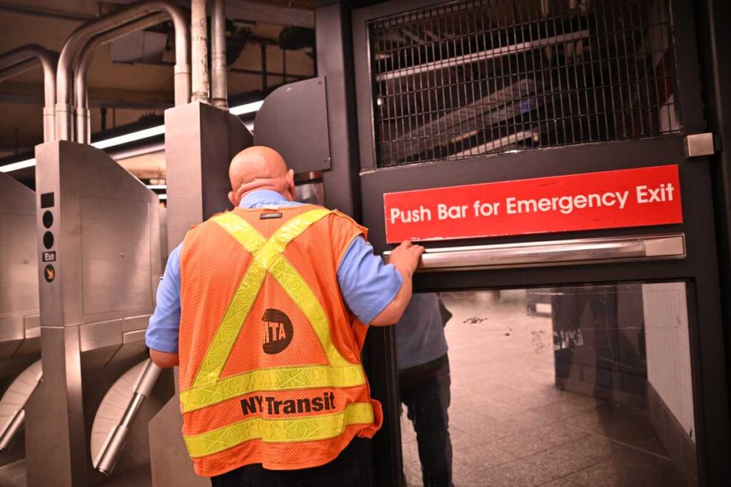 La MTA Implementa Guardie ai Cancelli per Combattere l’Evasione Tariffaria a New York
